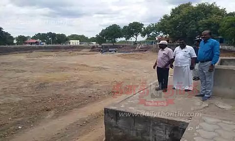 வெற்றிலையூரணி தெப்பக்குளத்தை தூர்வாரும் பணி