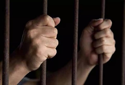 வாலிபரை ஆட்டோவில் வைத்து தாக்கிய 3 பேர் சிறையில் அடைப்பு