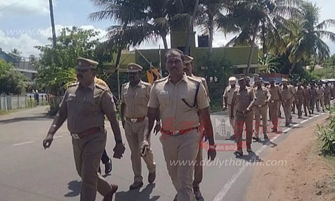 போலீசார் அணி வகுப்பு ஊர்வலம்