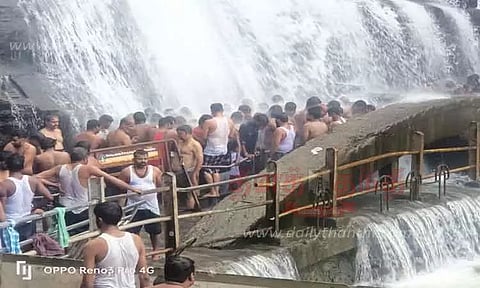 குற்றாலத்தில் சுற்றுலா பயணிகள் குவிந்தனர்