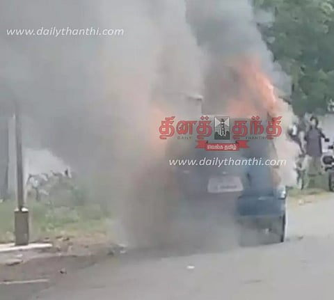 சென்னிமலையில் ஓடும் கார் தீப்பிடித்து எரிந்தது; கல்லூரி மாணவர் உயிர் தப்பினார்