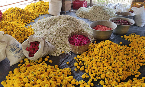 விநாயகர் சதுர்த்தியை முன்னிட்டு பூக்களின் விலை கடுமையாக உயர்வு.!
