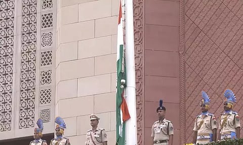 புதிய நாடாளுமன்றத்தில் தேசியக் கொடி ஏற்றம்