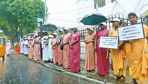 மணிப்பூரில் அமைதி நிலவ வேண்டி துறவியர் பேரவை மனித சங்கிலி - கொட்டும் மழையில் நடந்தது