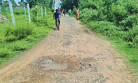 சேதமடைந்த சாலையை சீரமைக்க பொதுமக்கள் கோரிக்கை