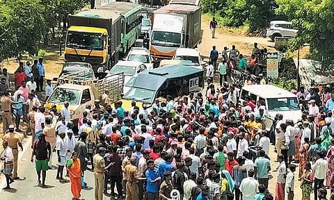 மதுராந்தகம் அருகே பஸ்- மோட்டார் சைக்கிள் மோதல்; தம்பதி சாவு - பொதுமக்கள் சாலை மறியல்