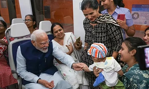 டெல்லி மெட்ரோவில் பயணித்த பிரதமர் மோடி: பாட்டுப்பாடி பிறந்தநாள் வாழ்த்து கூறிய பெண்..!