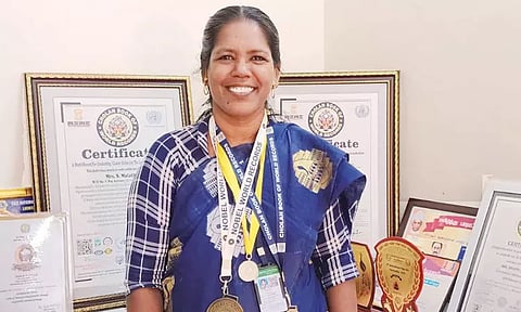 'இரு நல்லாசிரியர்' விருது வென்ற அரசுப்பள்ளி ஆசிரியை..!