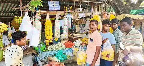 பூஜை பொருட்கள் வாங்க கடைவீதியில் அலைமோதிய மக்கள் கூட்டம்