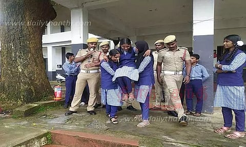 பேரிடர் மீட்பு குறித்து மாணவர்களுக்கு செயல்விளக்கம்