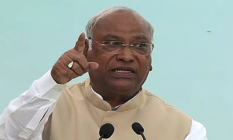 சர்வாதிகார அரசை தூக்கி எறிய ஒன்றுபடுங்கள்; காங்கிரஸ் காரிய கமிட்டி கூட்டத்தில் கார்கே பேச்சு