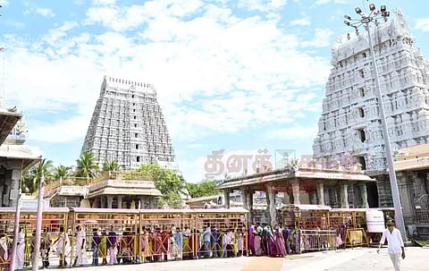 அருணாசலேஸ்வரர் கோவிலில் பக்தர்கள் கூட்டம் அலைமோதியது