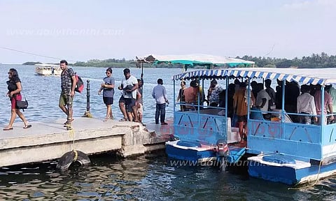 நோணாங்குப்பம் படகு குழாமில் குவிந்த சுற்றுலா பயணிகள்