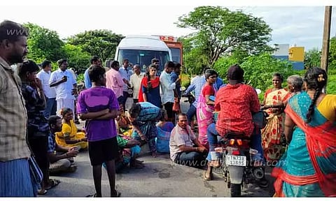 ஆழ்துளை கிணற்றில் மழைநீர் கலப்பதை தடுக்கக்கோரி பொதுமக்கள் திடீர் சாலை மறியல்