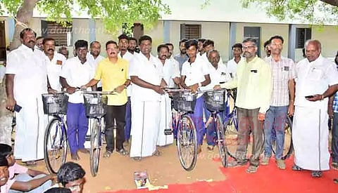 மாணவர்களுக்கு விலையில்லா சைக்கிள்கள் செந்தில்நாதன் எம்.எல்.ஏ. வழங்கினார்