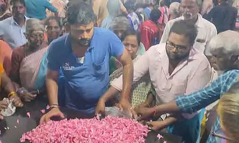 கரூரில் பூக்களின் விலை கிடுகிடு உயர்வு