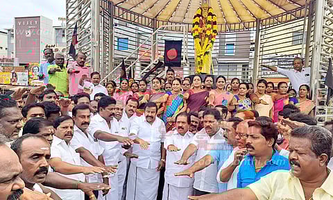 பெரியார் சிலைக்கு அரசியல் கட்சியினர் மாலை அணிவித்து மரியாதை