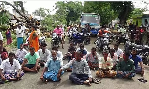 மரங்கள் வெட்ட எதிர்ப்பு தெரிவித்து பொதுமக்கள் சாலை மறியல்