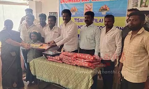 மாணவர்களுக்கு கல்வி உபகரணங்கள்