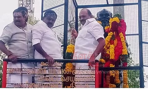 பெரியார் சிலைக்கு அ.தி.மு.க.வினர் மரியாதை