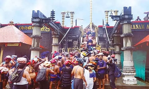 சபரிமலை கோவிலில் திரண்ட பக்தர்கள்