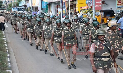 போலீசார் கொடி அணிவகுப்பு