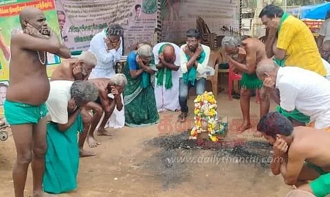 விநாயகர் சிலை முன்பு விவசாயிகள் தோப்புக்கரணம்