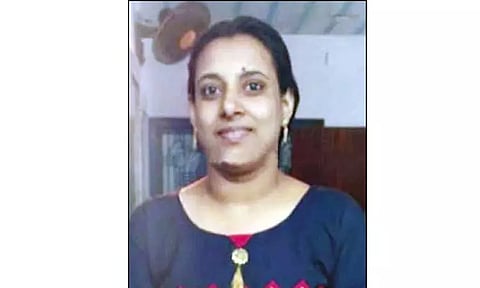 நடத்தையில் சந்தேகம்: இ-சேவை மையத்திற்குள் புகுந்து மனைவியை எரித்துக் கொன்று விட்டு தொழிலாளி தற்கொலை