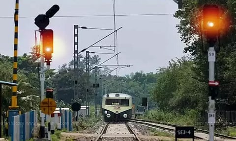 திருவொற்றியூரில் சிக்னல் கோளாறால் மின்சார ரெயில்கள் 1 மணி நேரம் தாமதம்; பயணிகள் அவதி