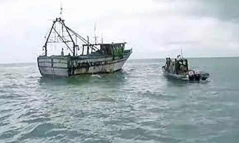 துப்பாக்கியால் வானத்தை நோக்கி சுட்டு தமிழக மீனவர்கள் விரட்டியடிப்பு - நடுக்கடலில் அதிர்ச்சி