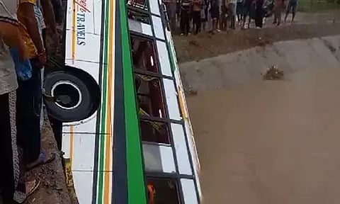 பஞ்சாப்: கால்வாயில் பஸ் கவிழ்ந்து விபத்து- 8 பேர் உயிரிழப்பு
