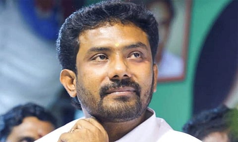 ஓபிஎஸ் மகனும், எம்.பி.யுமான ரவீந்திரநாத் விவாகரத்து கோரி மனு