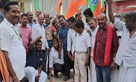 தூத்துக்குடியில்பா.ஜனதாவினர் பட்டாசு வெடித்து கொண்டாட்டம்