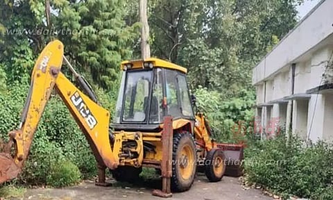 அனுமதியின்றி இயக்கிய பொக்லைன் எந்திரம் பறிமுதல்