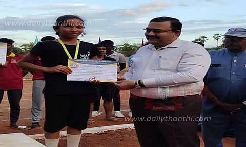 பள்ளி மாணவிகள் சாதனை