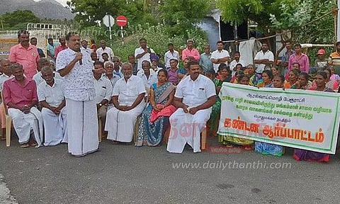 பாலப்பணியை தடுத்து நிறுத்திய பொதுமக்கள்