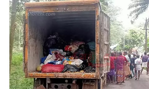 மருத்துவ கழிவுகளை ஏற்றி வந்த லாரி நஞ்சன்கூடுவில் சிறைபிடிப்பு