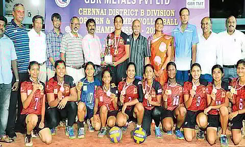 மாவட்ட கைப்பந்து போட்டி: டாக்டர் சிவந்தி கிளப் அணி 'சாம்பியன்'