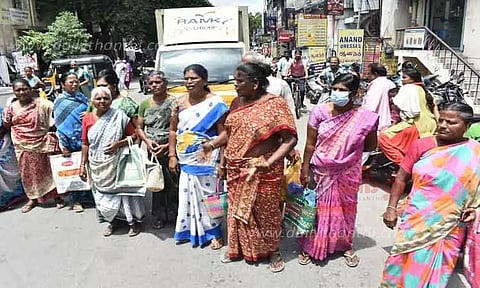 ஈரோடு தாலுகா அலுவலகம் முன்பு உரிமைத்தொகை கிடைக்காததால் பெண்கள் சாலை மறியல்