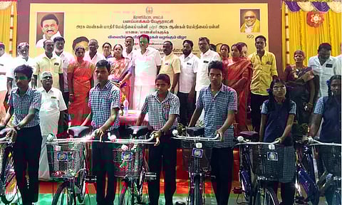 மாணவ- மாணவிகளுக்கு விலையில்லா சைக்கிள்