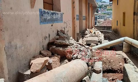 கழிவுநீர் கால்வாய் அமைக்கும் பணி பாதியில் நிறுத்தம்