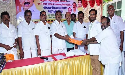 புதூர் அரசு ஆரம்ப சுகாதார நிலையத்திற்கு மருத்துவ உபகரணங்கள் வழங்கப்பட்டது.