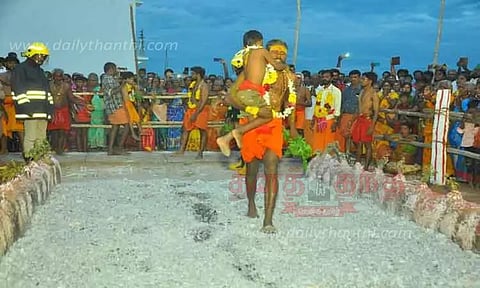 ஆரியங்காவு கருப்பசாமி கோவில் பூக்குழி திருவிழா