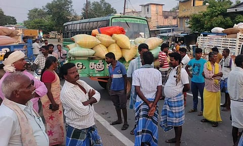 செஞ்சி ஒழுங்குமுறை விற்பனைக்கூட அதிகாரிகளை கண்டித்து நெல் மூட்டைகளுடன் வாகனங்களை சாலையின் குறுக்கே நிறுத்தி விவசாயிகள் மறியல் ; 2 மணி நேரம் போக்குவரத்து பாதிப்பு