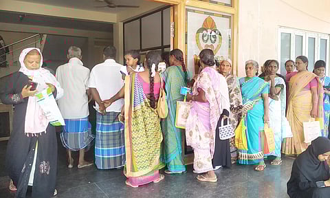 குடும்ப தலைவிகள் உதவி மையங்களில் குவிந்தனர்