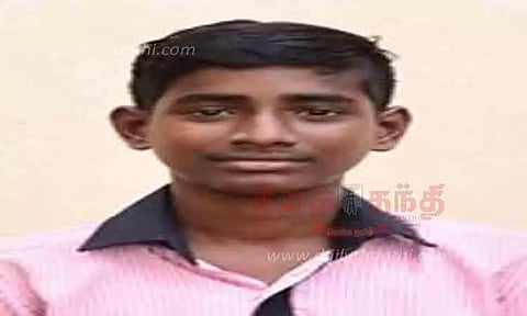 தேவகோட்டை அருகே மரத்தில் மோட்டார்சைக்கிள் மோதி பிளஸ்-1 மாணவர் பலி