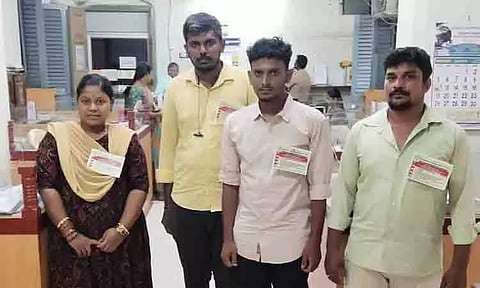 கோரிக்கை அட்டை அணிந்து பணிபுரிந்த வருவாய்த்துறையினர்