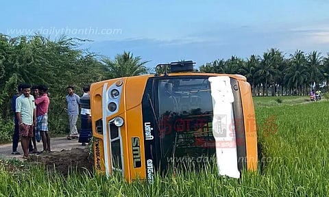வயலுக்குள் தனியார் பள்ளி வேன் கவிழ்ந்தது