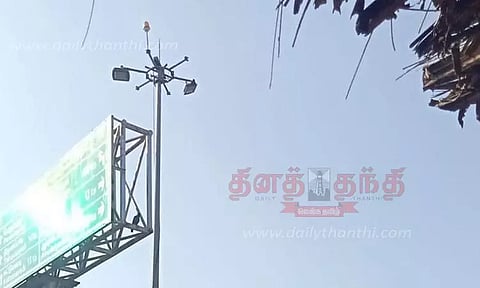 ஒளிராத உயர் கோபுர மின்விளக்கு