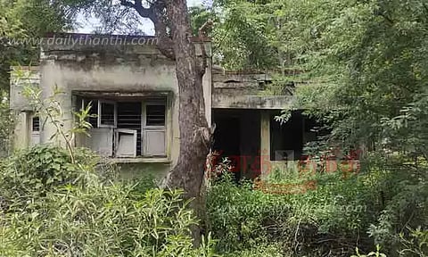 சேதமடைந்த மின்வாரிய குடியிருப்புகள்